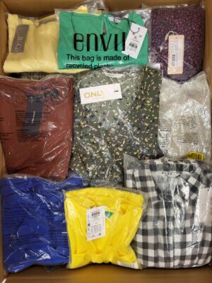 The photo shows a package with clothing in the category AR.