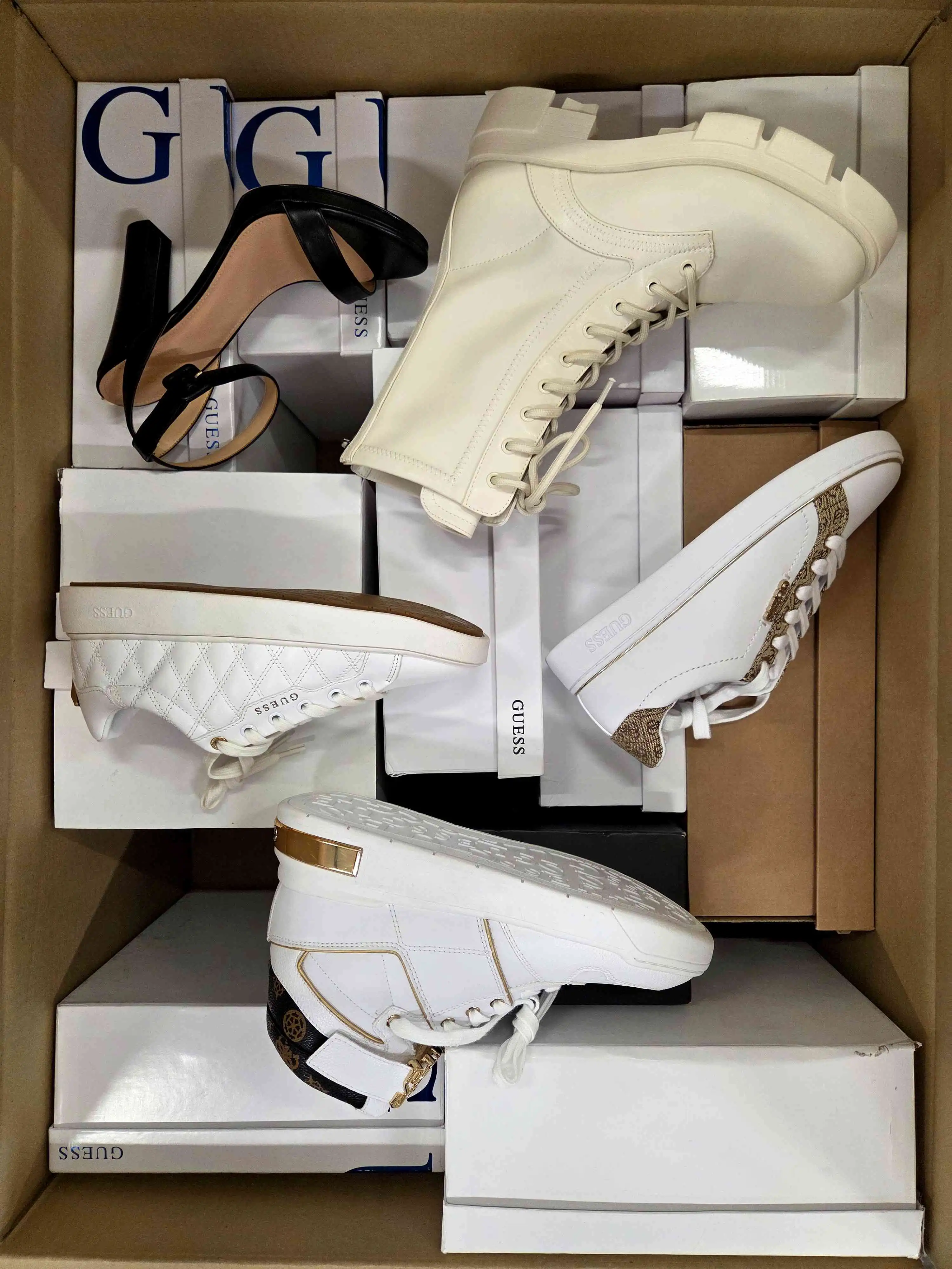 GBS529 3 The photo shows a package with footwear in the category BS.