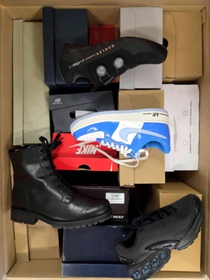 The photo shows a package with footwear in the category CS.