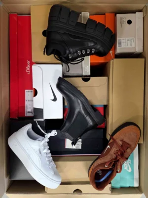 The photo shows a package with footwear in the category CS.