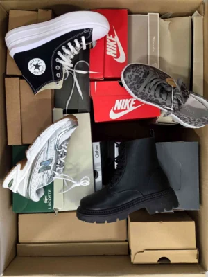 The photo shows a package with footwear in the category CS.