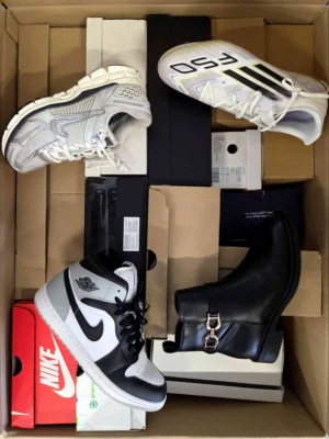 The photo shows a package with footwear in the category CS.