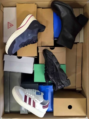 The photo shows a package with footwear in the category CS.