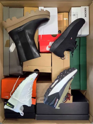 The photo shows a package with footwear in the category CS.