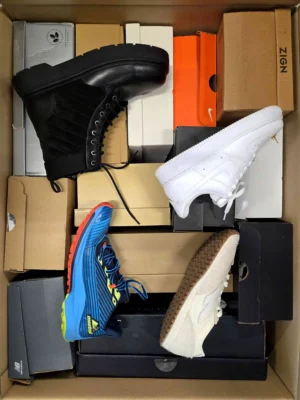 The photo shows a package with footwear in the category CS.