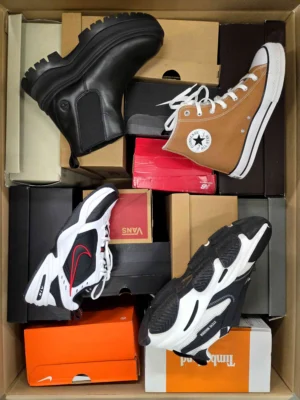 The photo shows a package with footwear in the category CS.
