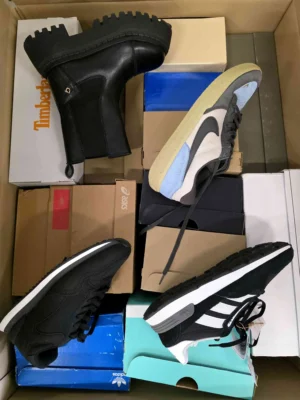 The photo shows a package with footwear in the category CS.