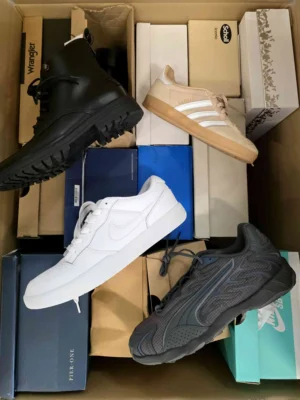 The photo shows a package with footwear in the category CS.