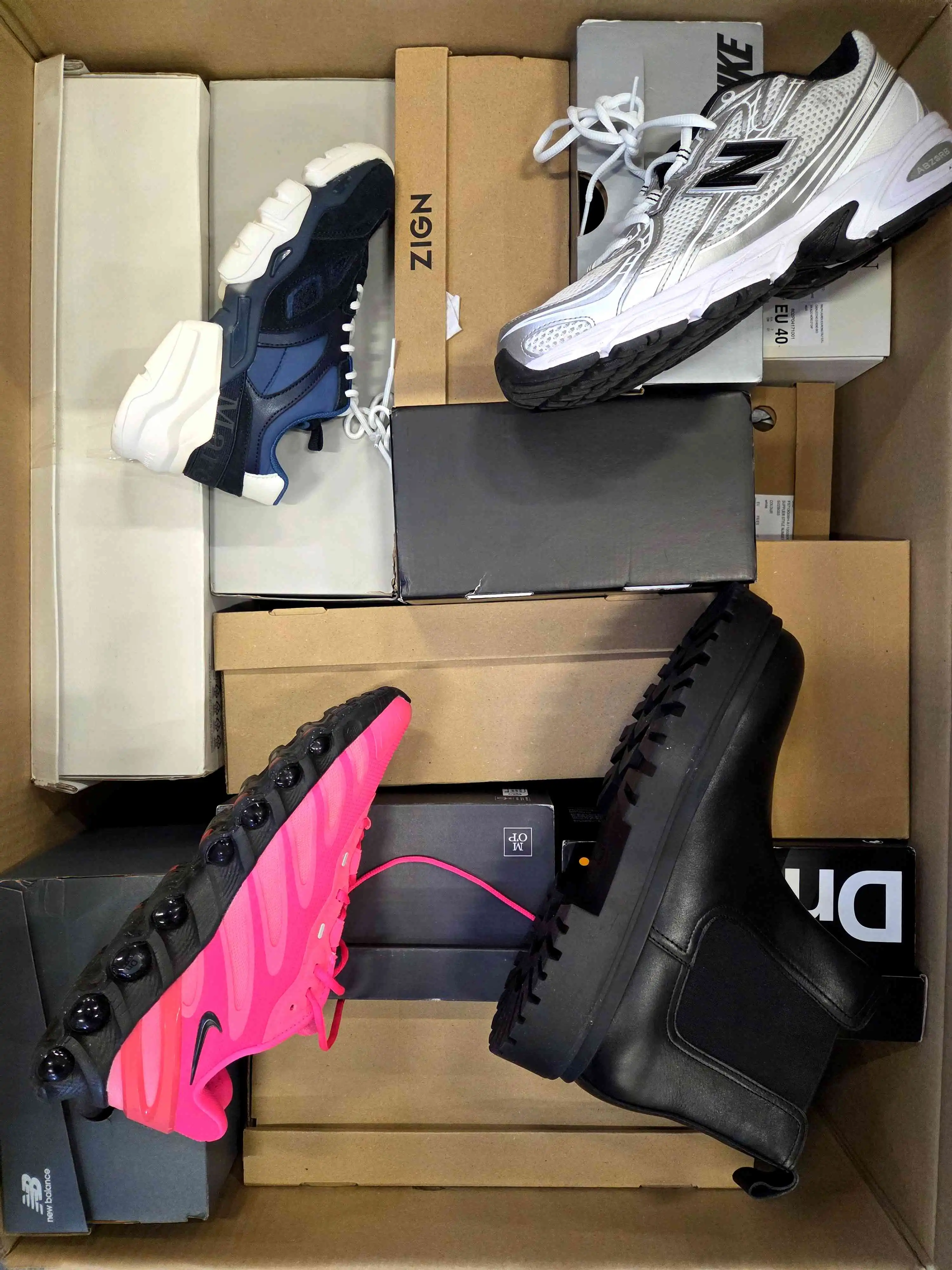 CS5392 3 The photo shows a package with footwear in the category CS.