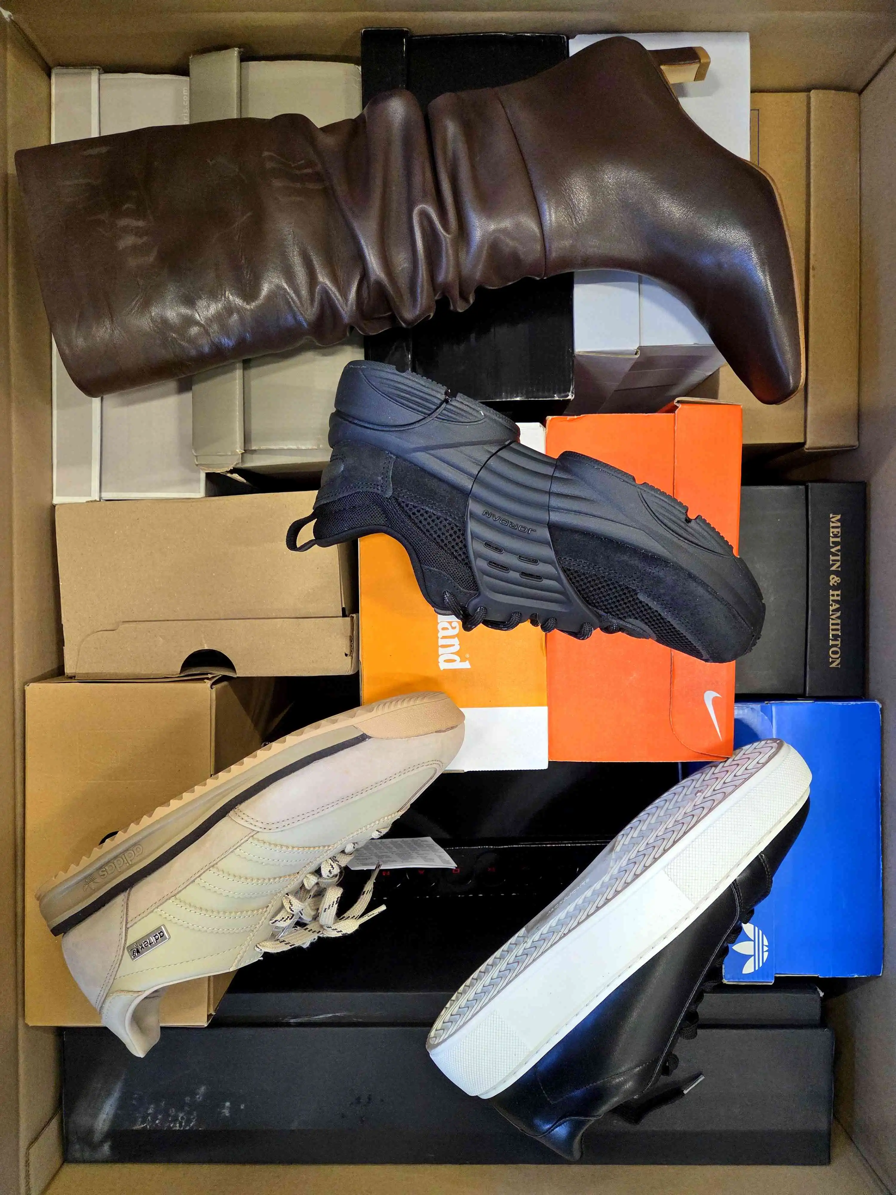 CS5394 3 The photo shows a package with footwear in the category CS.