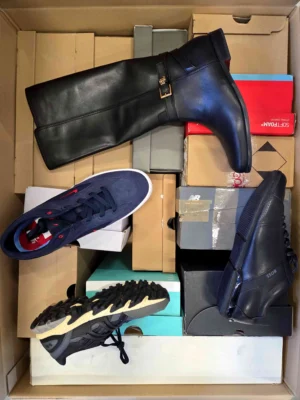 The photo shows a package with footwear in the category CS.