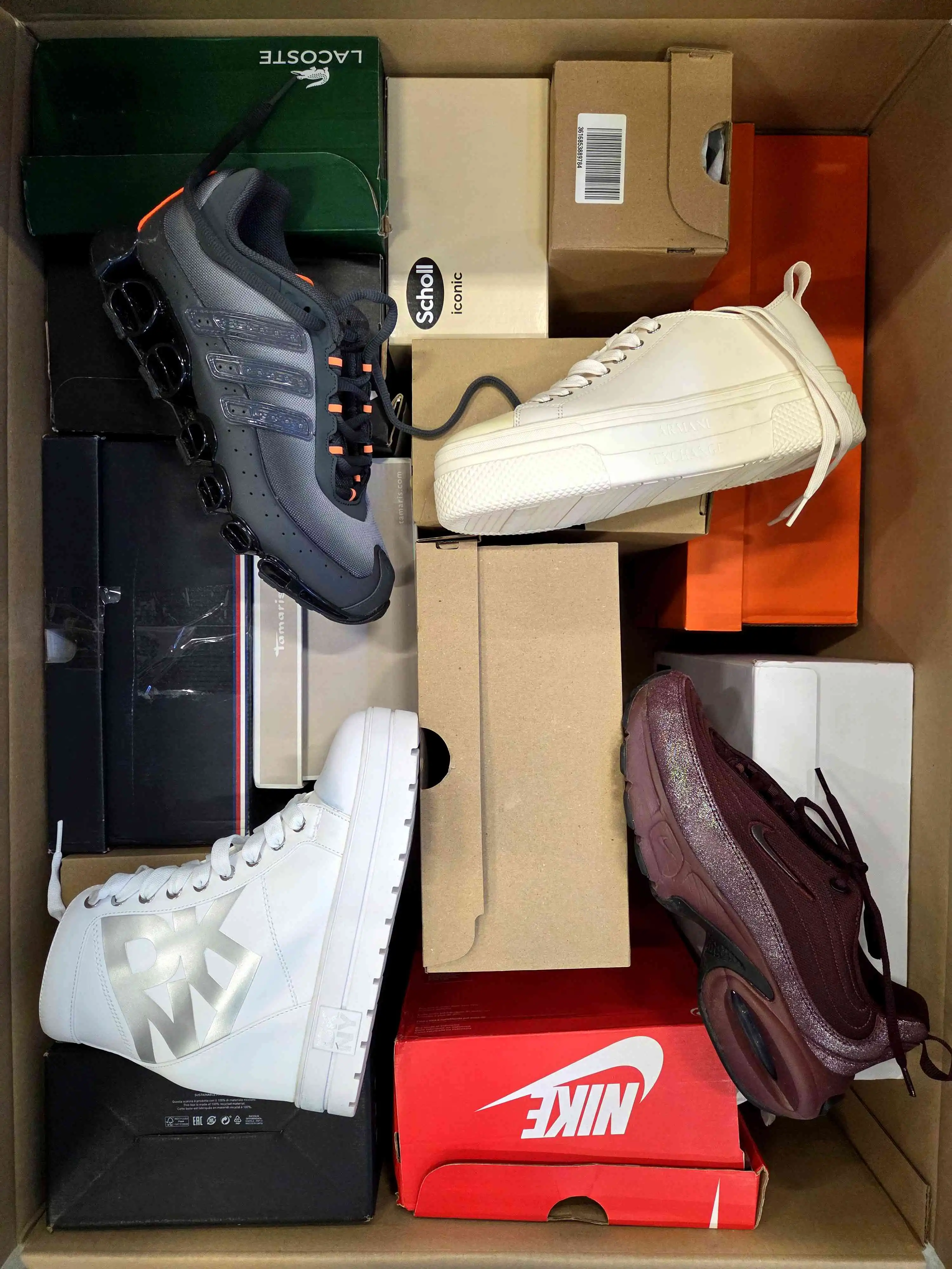 CS5405 3 The photo shows a package with footwear in the category CS.