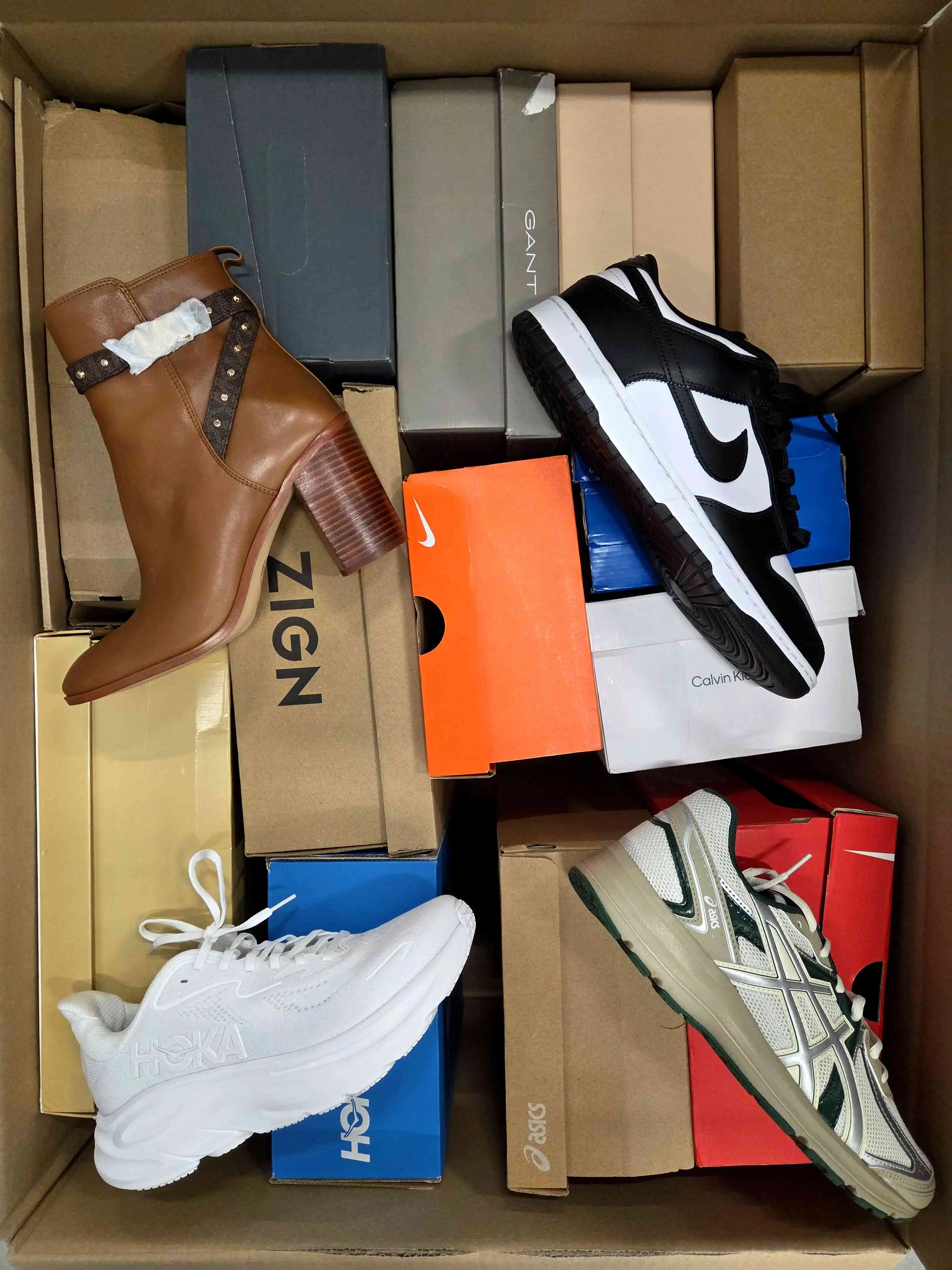 CS5421 3 The photo shows a package with footwear in the category CS.