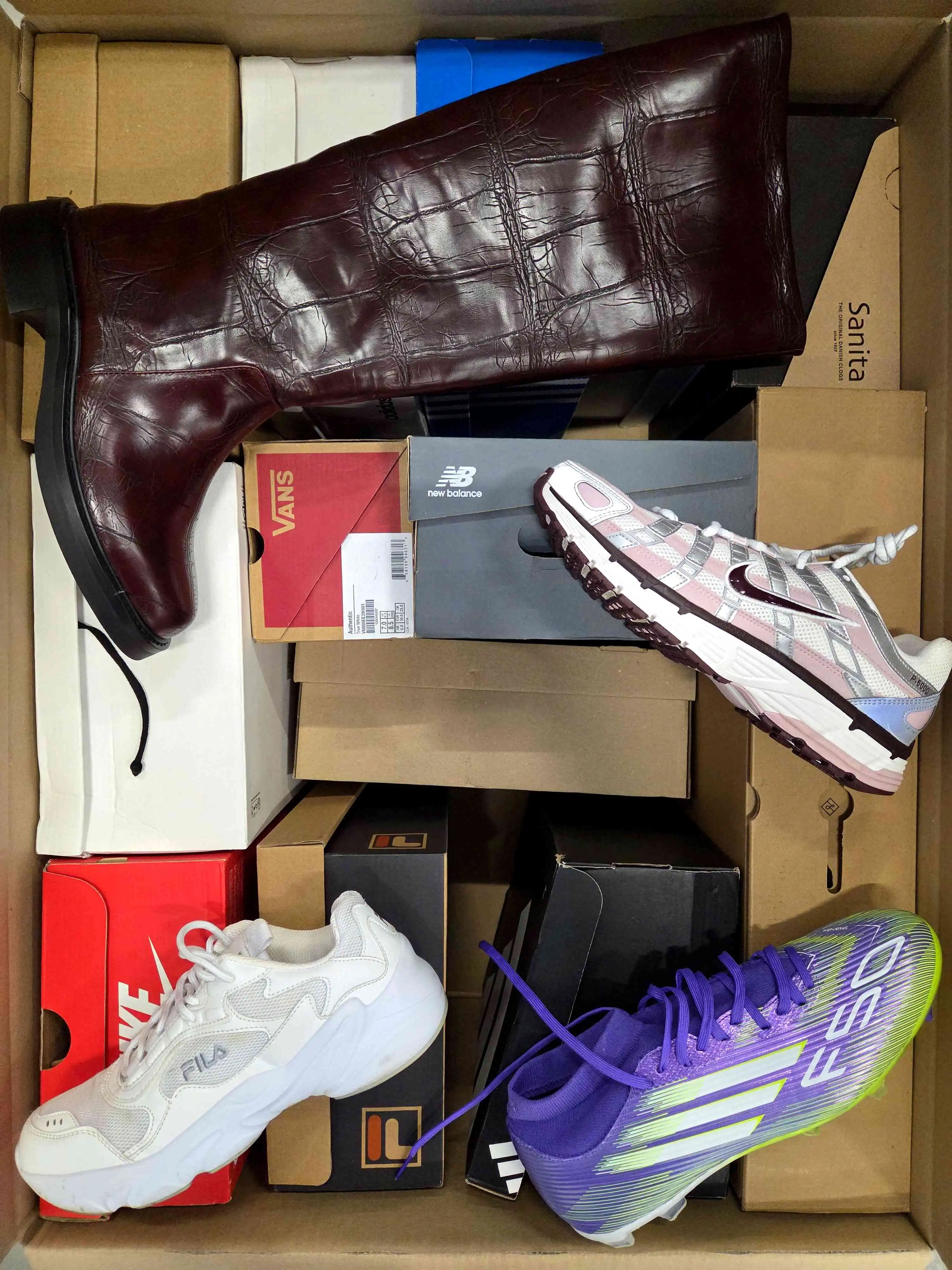 CS5422 3 The photo shows a package with footwear in the category CS.