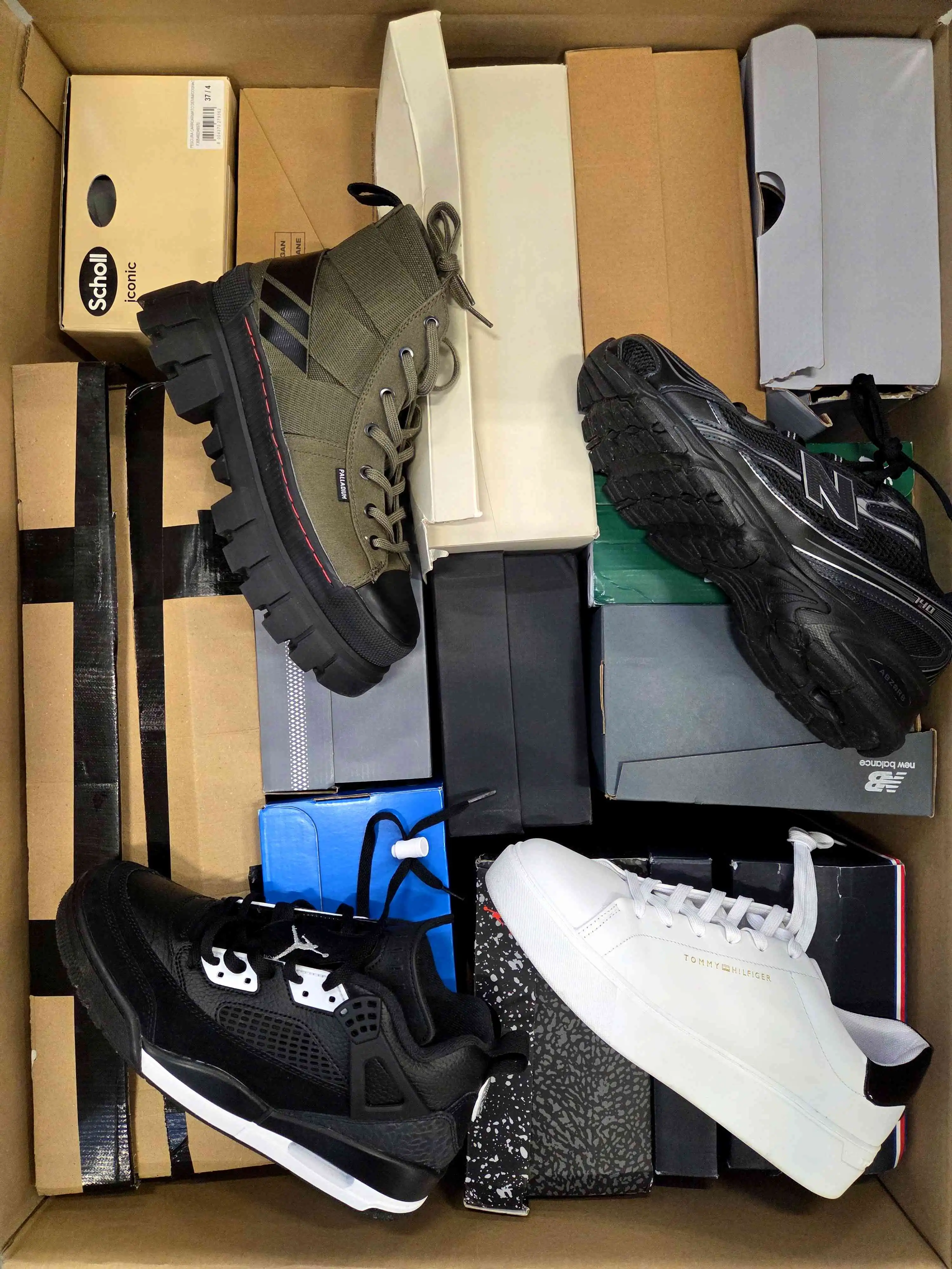 CS5423 3 The photo shows a package with footwear in the category CS.