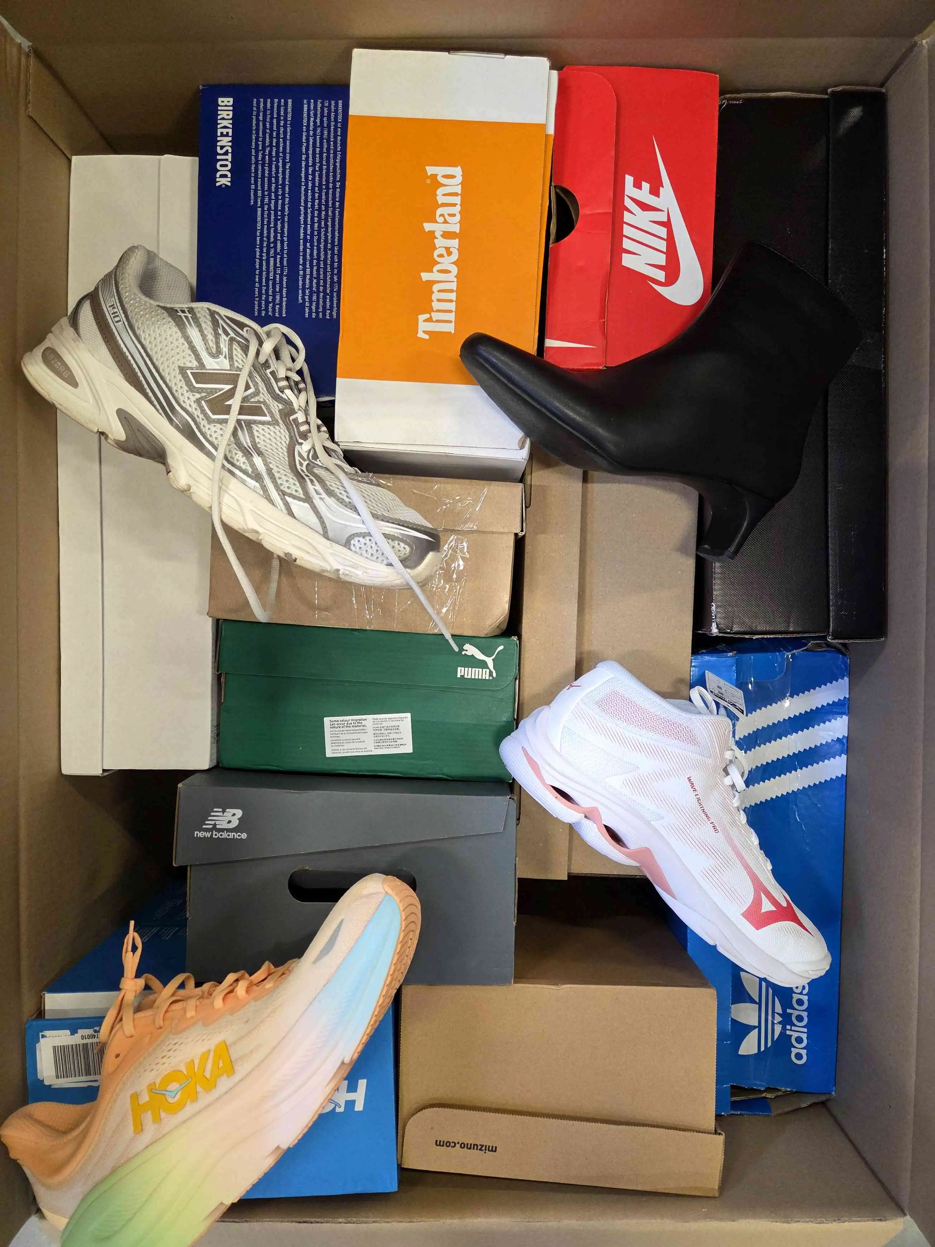 CS5427 3 The photo shows a package with footwear in the category CS.