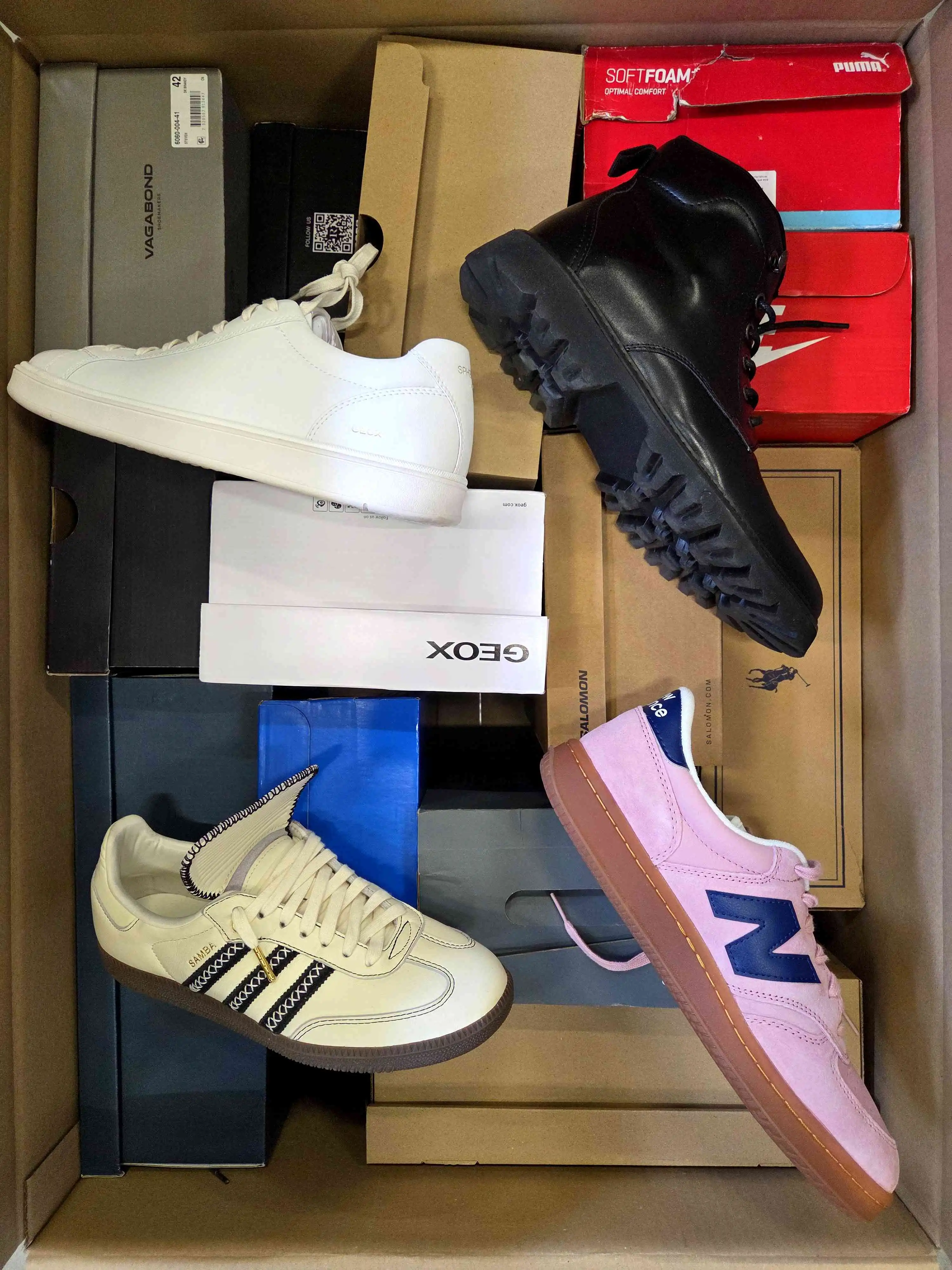 CS5428 3 The photo shows a package with footwear in the category CS.