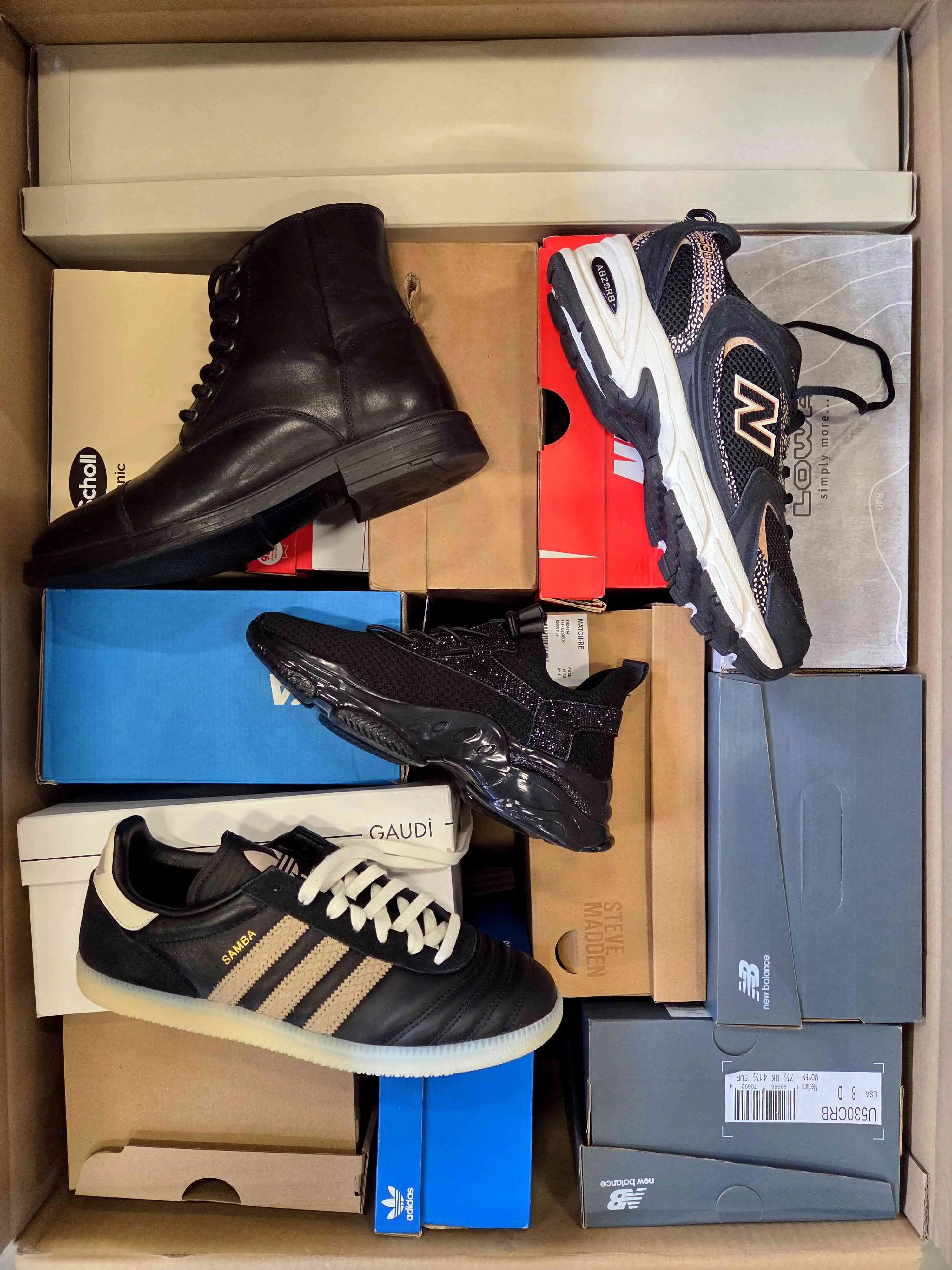 CS5429 3 The photo shows a package with footwear in the category CS.