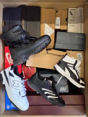 The photo shows a package with footwear in the category CS.