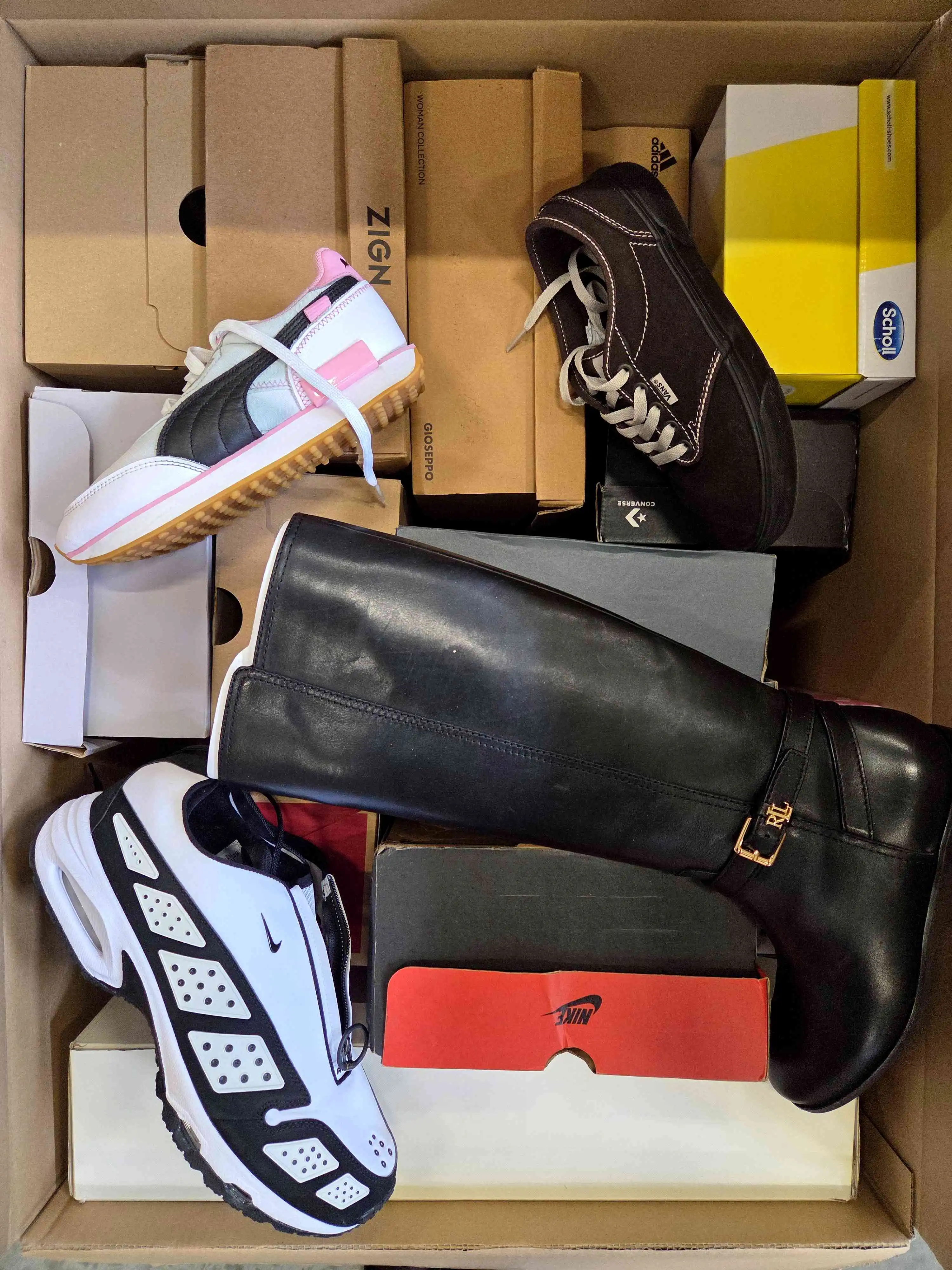 CS5432 3 The photo shows a package with footwear in the category CS.