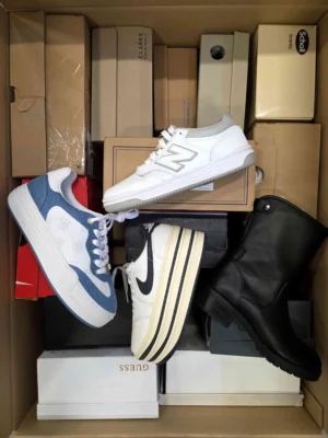 The photo shows a package with footwear in the category CS.