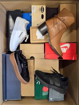 The photo shows a package with footwear in the category CS.