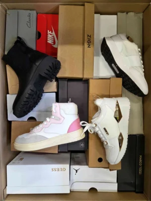 The photo shows a package with footwear in the category CS.