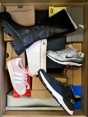 The photo shows a package with footwear in the category CS.