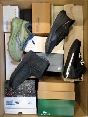The photo shows a package with footwear in the category CS.