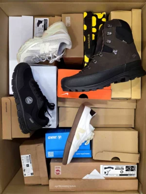 The photo shows a package with footwear in the category CS.