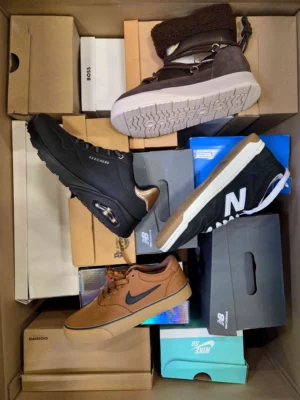 The photo shows a package with footwear in the category CS.