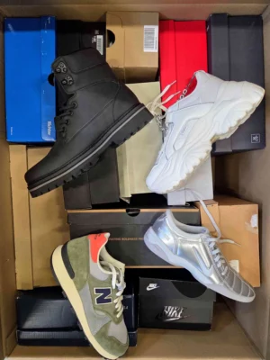 The photo shows a package with footwear in the category CS.