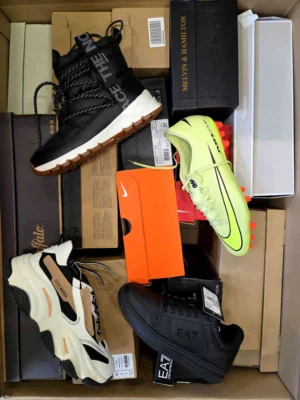 The photo shows a package with footwear in the category CS.