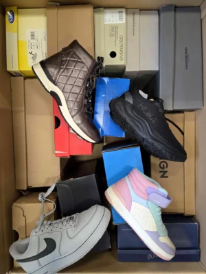 The photo shows a package with footwear in the category CS.