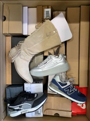 The photo shows a package with footwear in the category CS.