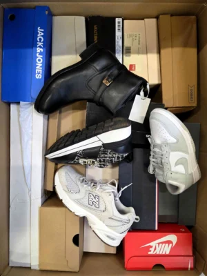 The photo shows a package with footwear in the category CS.
