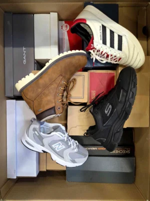 The photo shows a package with footwear in the category CS.