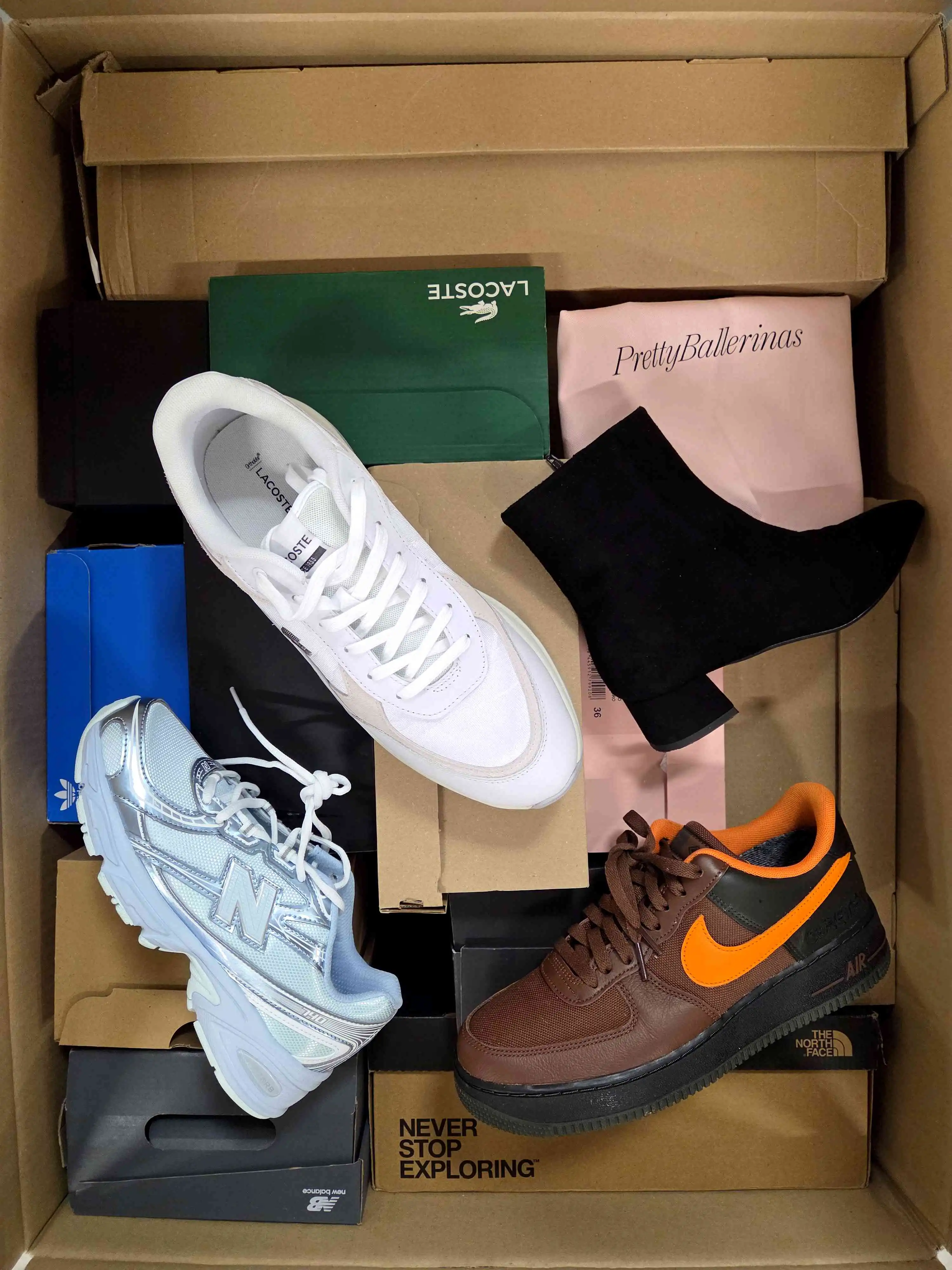 CS5499 2 The photo shows a package with footwear in the category CS.