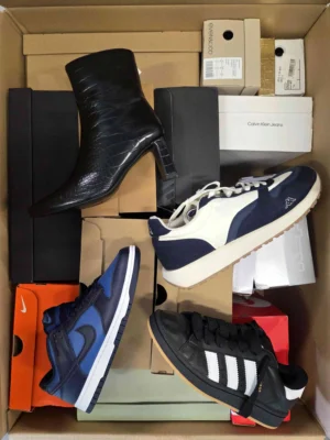 The photo shows a package with footwear in the category CS.