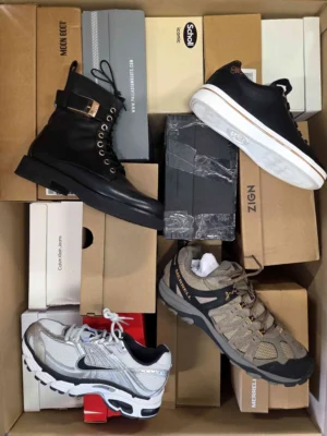 The photo shows a package with footwear in the category CS.