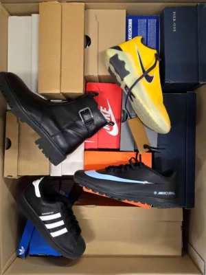 The photo shows a package with footwear in the category CS.