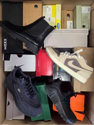 The photo shows a package with footwear in the category CS.