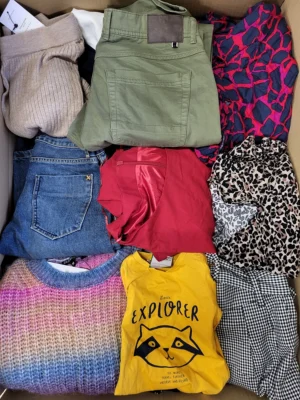 The photo shows a package with clothing in the category TSC.