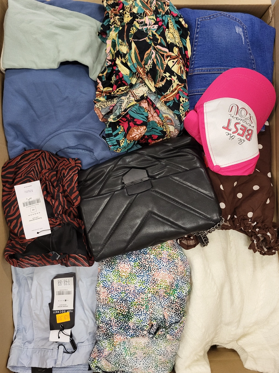 TSC595 3 The photo shows a package with clothing in the category TSC.