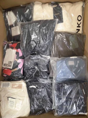 The photo shows a package with clothing in the category AP.