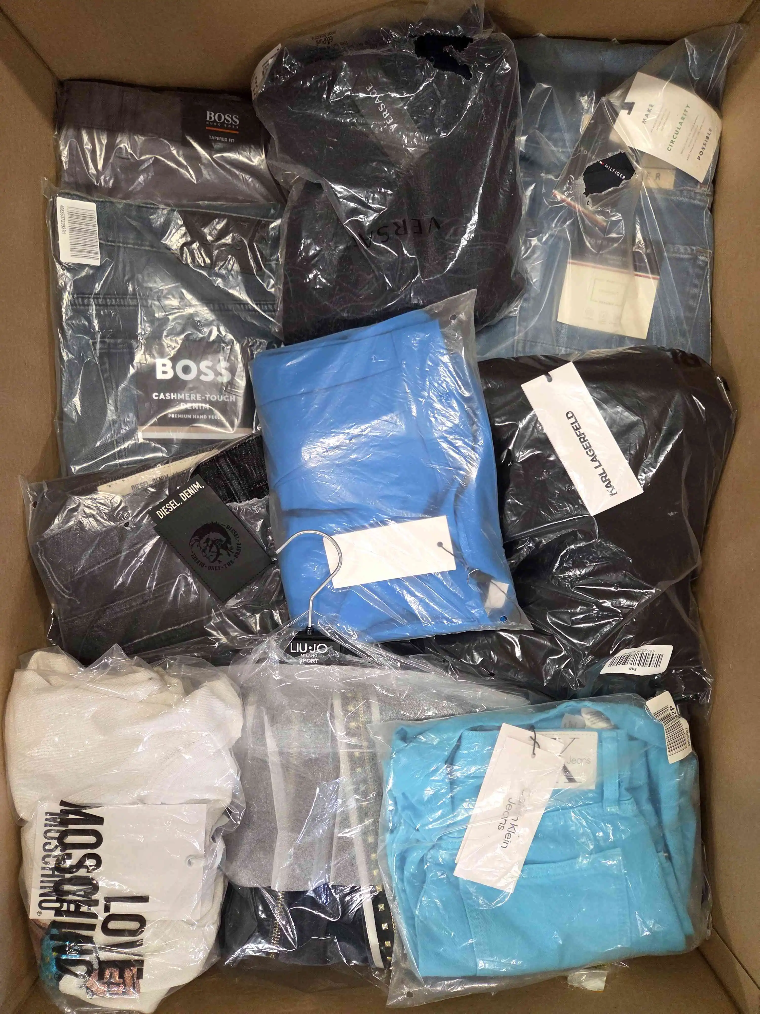 AP761 3 The photo shows a package with clothing in the category AP.