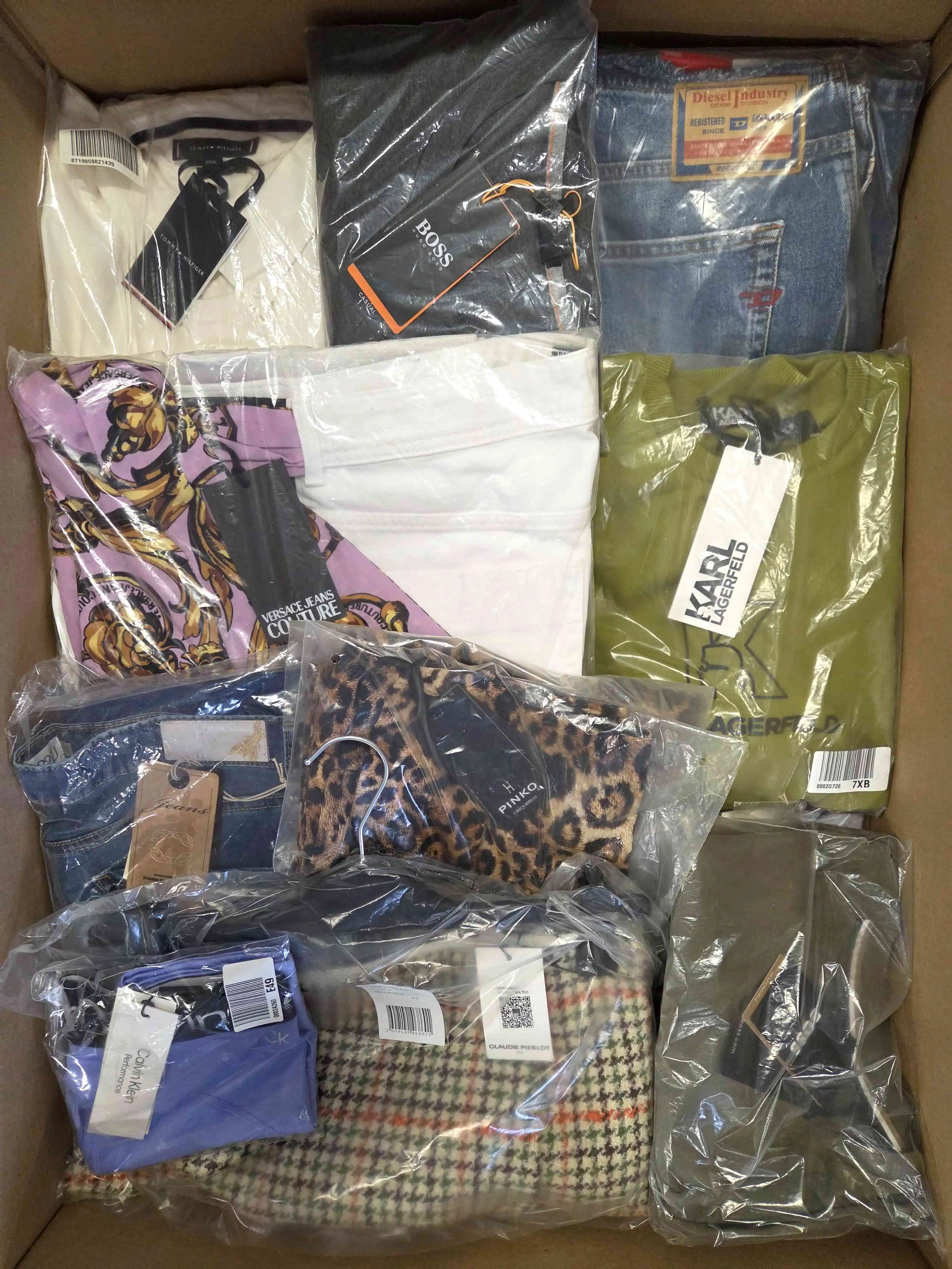 AP766 3 The photo shows a package with clothing in the category AP.