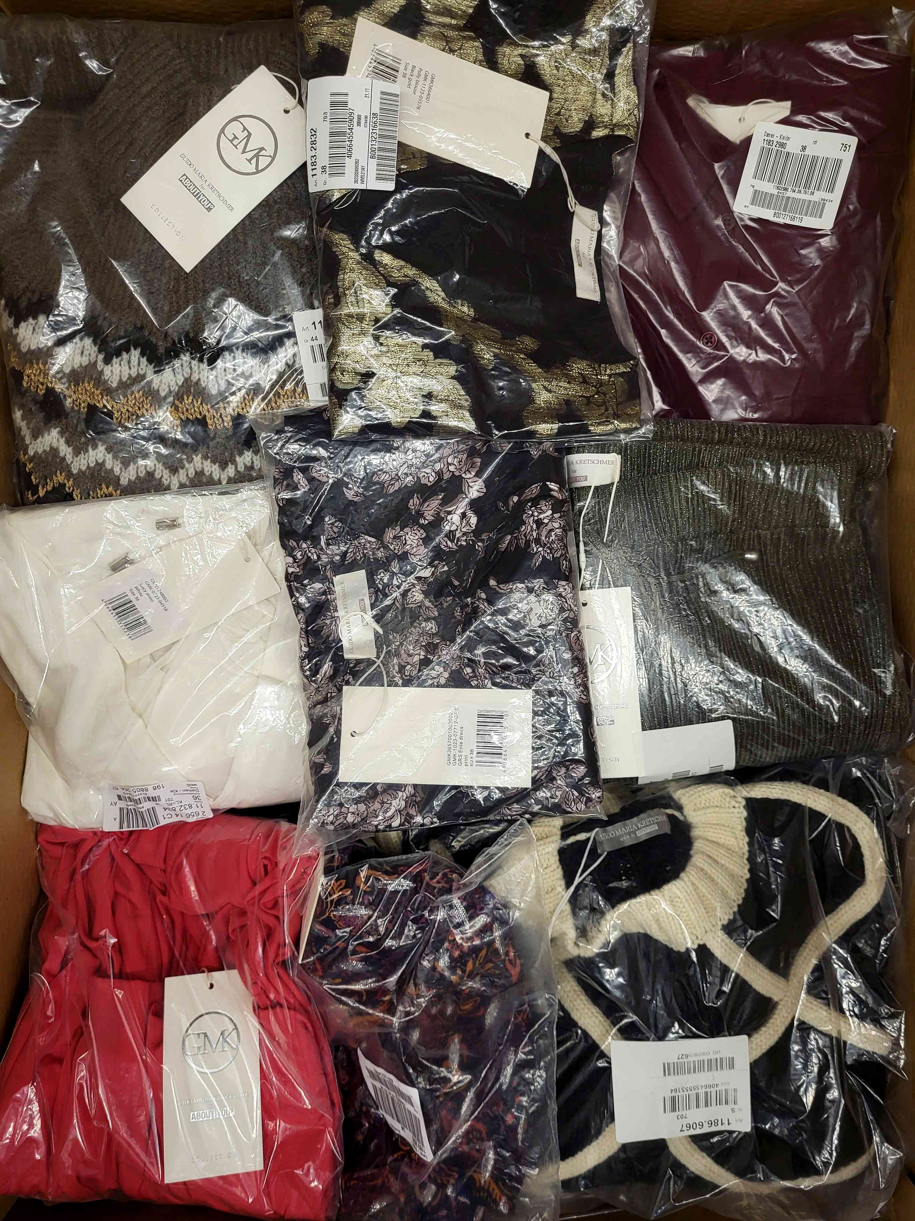 YA929 3 The photo shows a package with clothing in the category YA.