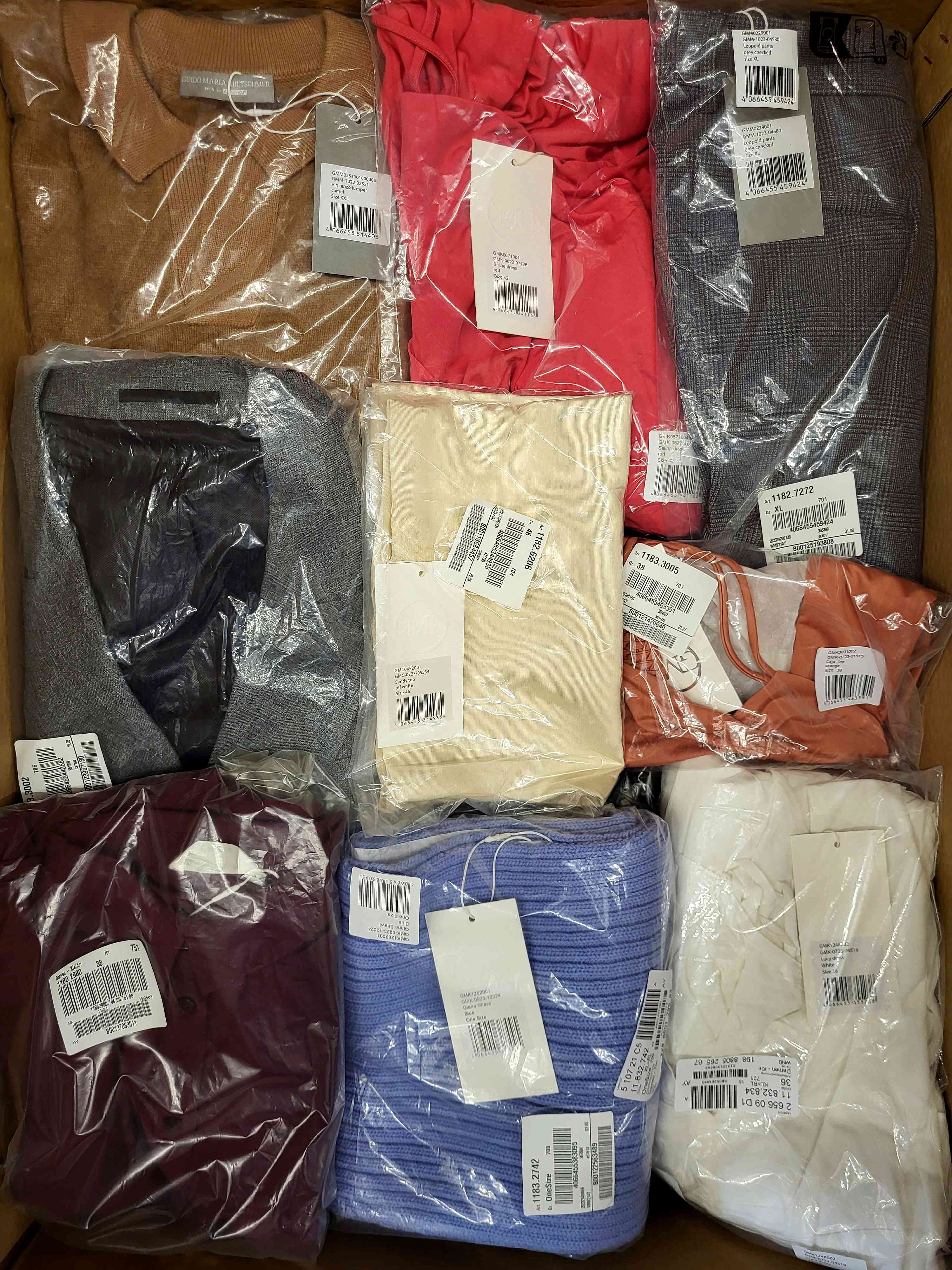 YA930 3 The photo shows a package with clothing in the category YA.