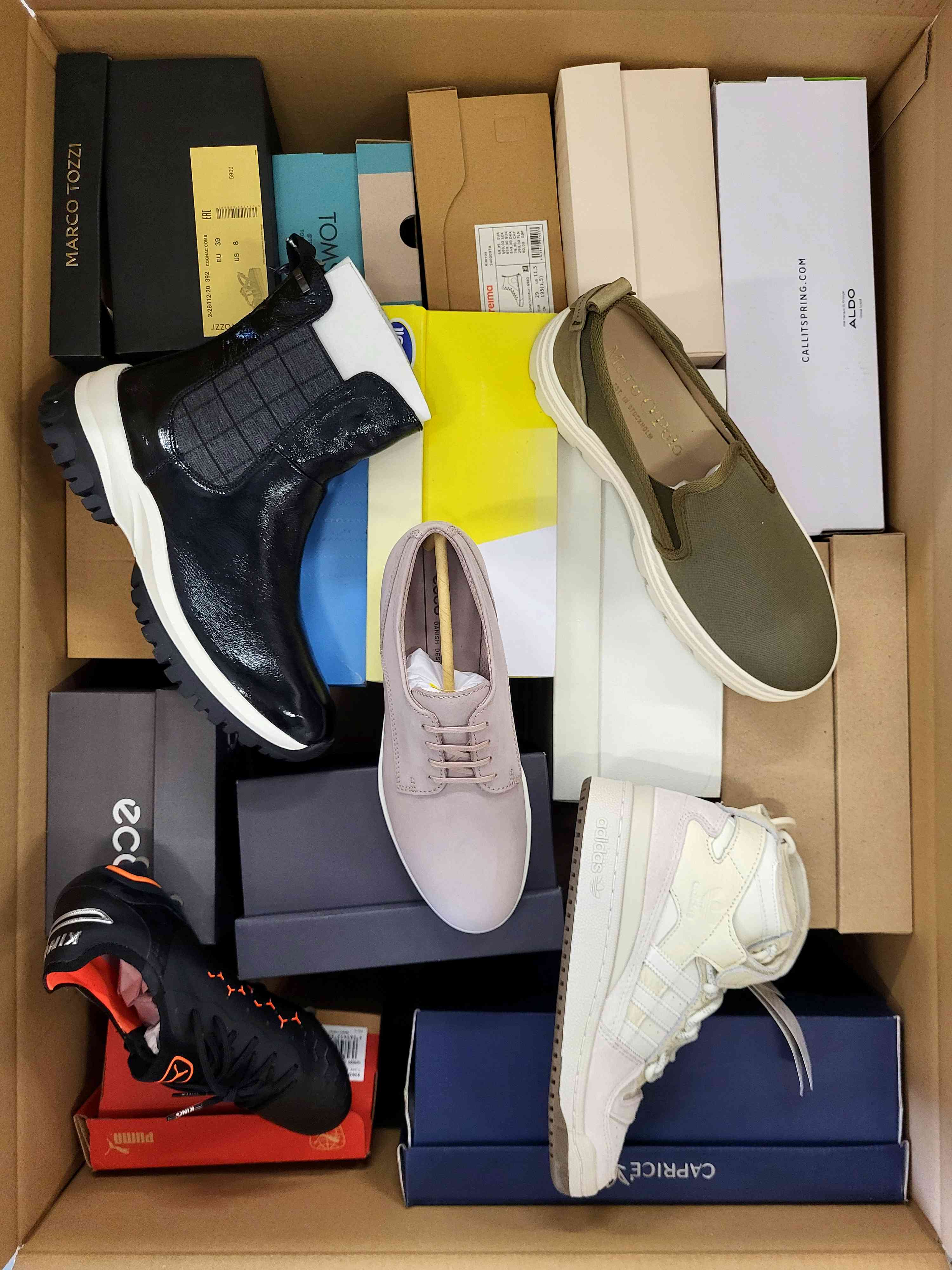 AS935 3 The photo shows a package with footwear in the category AS.